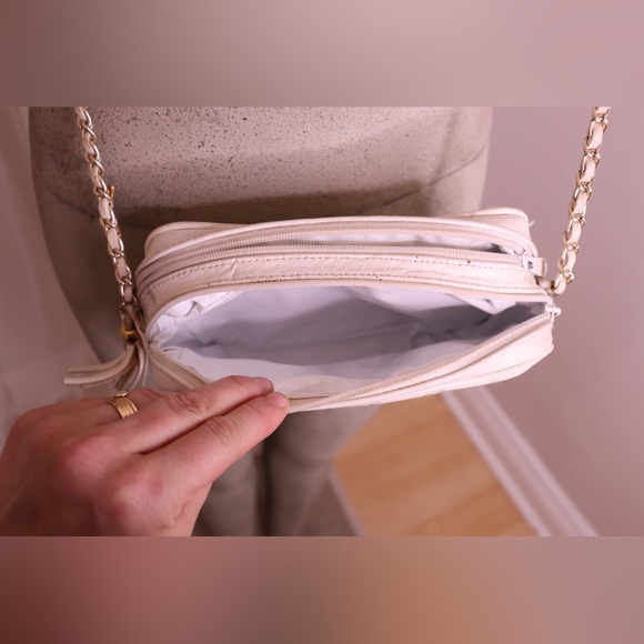 1980s Allan Edward | Quilted White Leather Double Pocket Purse with Metal Chain - Picture 6 of 15